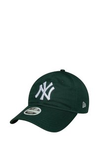 Grüne Baseballmütze aus Baumwolle mit gebogenem Schirm, vorne mit einem weißen gestickten Logo der New York Yankees versehen. Verstellbarer Riemen.