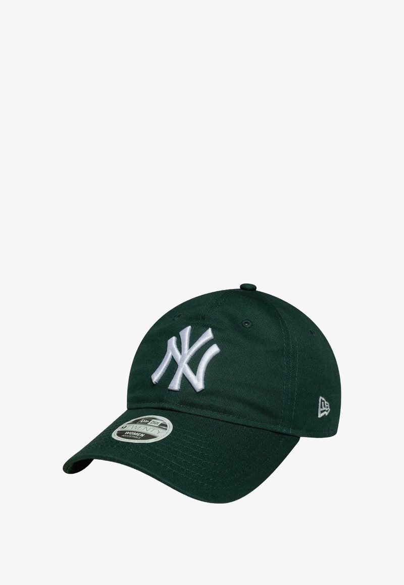Grüne Baseballmütze aus Baumwolle mit gebogenem Schirm, vorne mit einem weißen gestickten Logo der New York Yankees versehen. Verstellbarer Riemen.