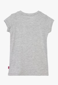 Pilkos trumpomis rankovėmis marškinėliai, pagaminti iš minkštos, lengvos medžiagos. Turi klasikinį apvalų iškirpimą ir mažą logotipo etiketę ant apatinės dalies.