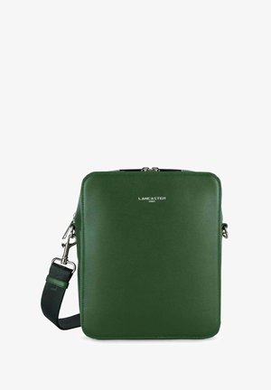 Borsa quadrata in pelle verde con una texture liscia, dotata di hardware in argento e tracolla removibile. Nome del marchio "LANCASTER PARIS" impresso sul fronte.