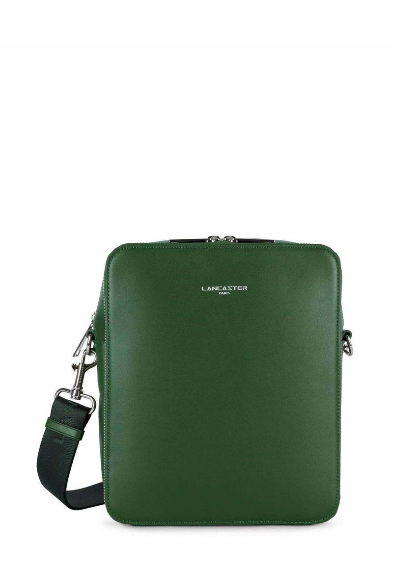 Sac carré en cuir vert avec une texture lisse, featuring des ferrures en argent et une bandoulière amovible. Nom de la marque "LANCASTER PARIS" embossé sur le devant.