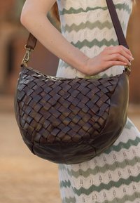 Gusti Leder UMHÄNGE CLOVER - Torba preko tijela - dunkelbraun