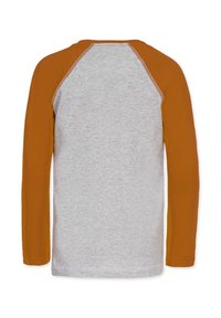 Langærmet skjorte med en grå krop og orange raglanærmer. Blødt stof med kontrasterende syninger langs skuldersømmene.