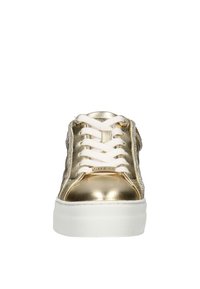 Metallic gouden sneakers met witte veters, gewatteerde kraag en zijritsen. Beschikt over een gestructureerd oppervlak en een witte rubberen zool.
