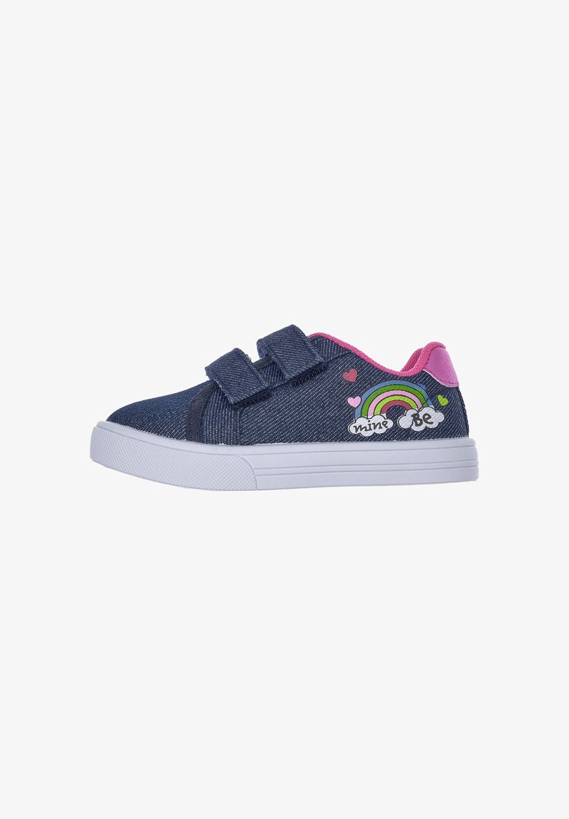 Baskets en denim bleu avec des accents roses, des sangles Velcro et une semelle blanche. Présente un graphique d'arc-en-ciel et de cœurs sur le côté.