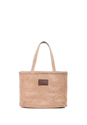 Borsa tote in paglia intrecciata color cuoio con due manici e un'etichetta rettangolare marrone scuro sul davanti.