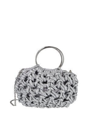 Pequeño bolso plateado con exterior de tela anudada grande, asa circular de metal y correa delgada de cadena adjunta.
