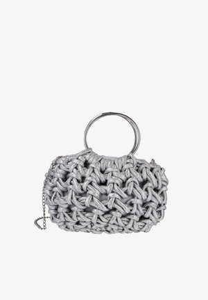 Pequeño bolso plateado con exterior de tela anudada grande, asa circular de metal y correa delgada de cadena adjunta.