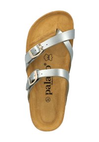Sandal in finta pelle argento con due cinturini regolabili e plantare in sughero texturizzato. Presenta una suola piatta e un branding discreto sulla soletta.