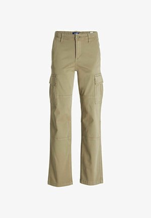 Beżowa polarowa bluzka z zamek w połowie długości i czarnym logo, w połączeniu z jasnobeżowymi spodniami cargo z bocznymi kieszeniami. Model nosi czarne trampki.