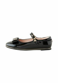 Zapato Mary Jane de charol negro con punta redonda, acentos dorados, cierre con hebilla y detalle de lazo delicado en la punta. Suela plana.