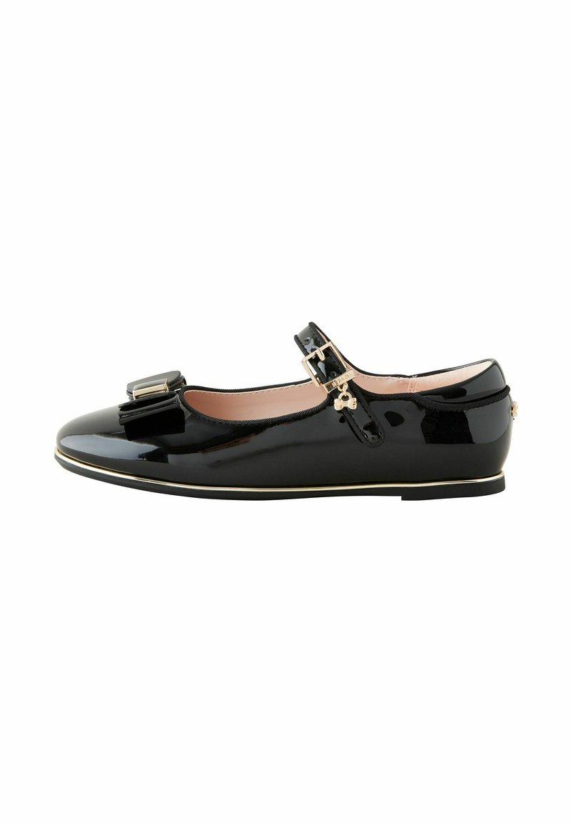 Zapato Mary Jane de charol negro con punta redonda, acentos dorados, cierre con hebilla y detalle de lazo delicado en la punta. Suela plana.