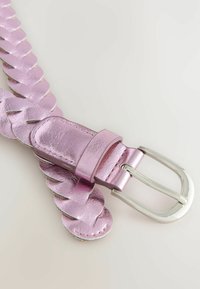 Ceinture en cuir tressé rose métallisé avec une boucle ovale en ton argenté, sur un fond clair.