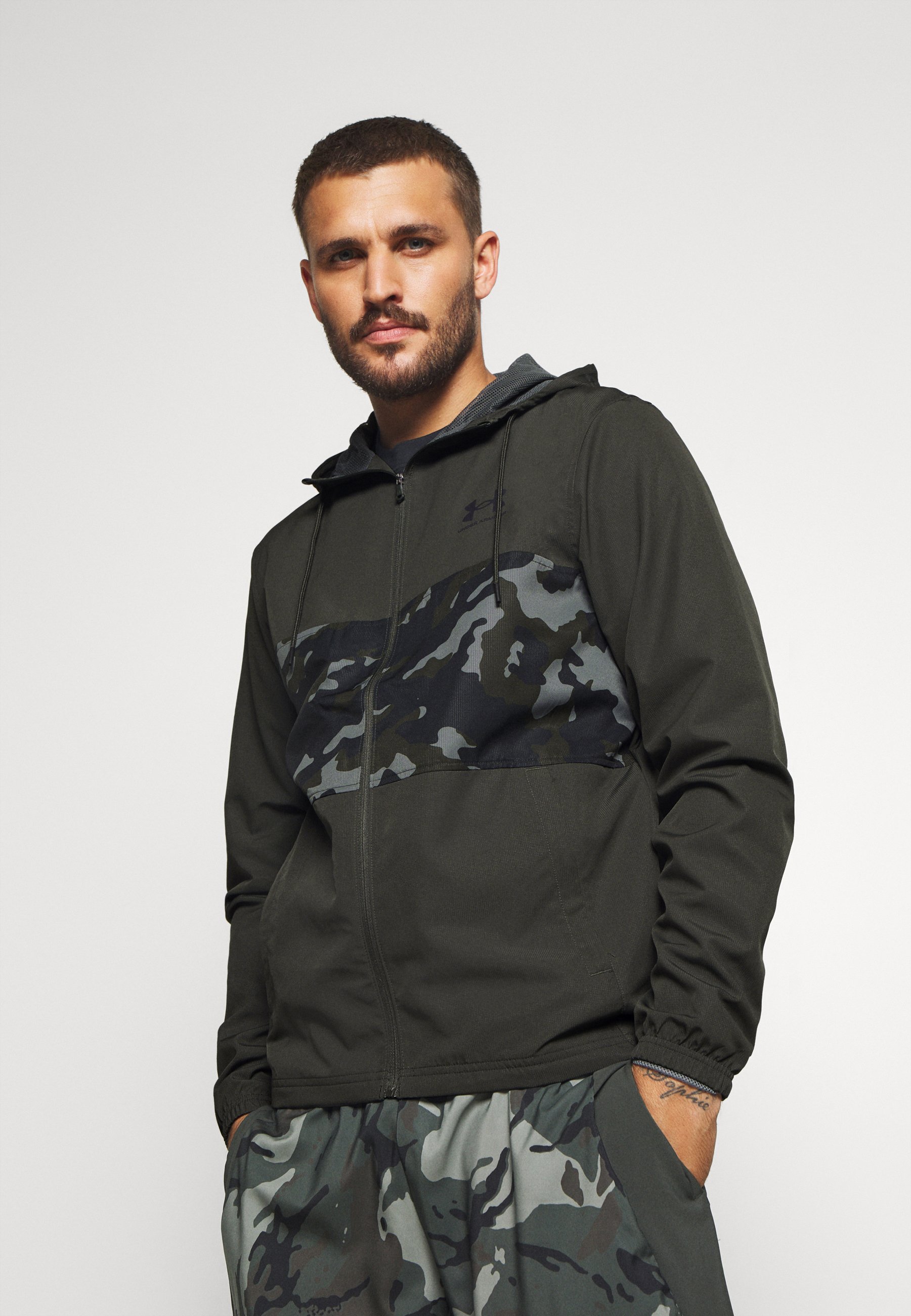 Cuatro vestir Organo Under Armour SPORTSTYLE WIND CAMO - Chaqueta de entrenamiento - baroque green/black/caqui - Zalando.es Cuatro vestir Organo Under Armour SPORTSTYLE WIND CAMO - Chaqueta de entrenamiento - baroque green/black/caqui - Zalando.es