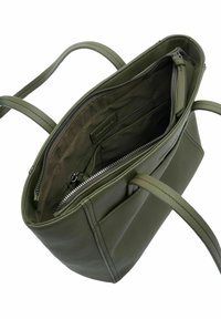 Sac fourre-tout en cuir vert olive avec une finition texturée, fermeture éclair et poches intérieures pour l'organisation. Deux bretelles solides.