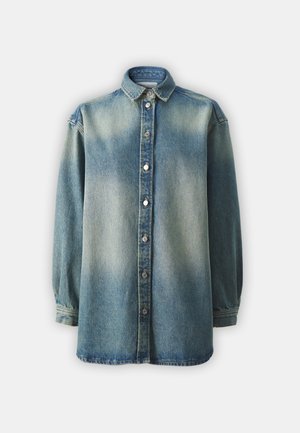 Camicia in denim blu con colletto classico, chiusura a bottoni e maniche lunghe con una vestibilità leggermente ampia. Lavaggio sbiadito e tessuto testurizzato.