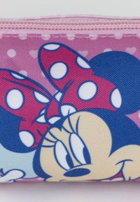 Sacchetto in tessuto rosa con un personaggio dei cartoni animati che indossa un grande fiocco rosso a pois e dettagli blu. Superficie testurizzata con particolari stampati.