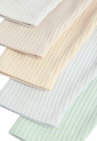 Cinque campioni di tessuto in colori pastello (bianco, beige, azzurro chiaro, verde chiaro) con una texture rigata e bordi puliti.