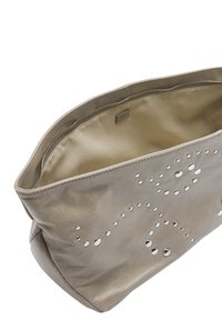 Szara skórzana kopertówka z wzorem w srebrne ćwieki w kształcie spirali, otwarty zamek błyskawiczny i beżowa podszewka z materiału.