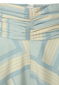 Svetlo modra tkanina z navpičnimi in vodoravnimi črtami v svetlo rumeni barvi. Ima zgrnjeno teksturo na vrhu in gladek površinski finish.