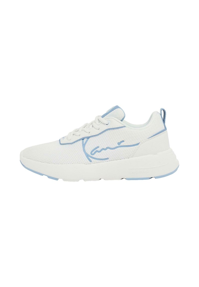 Fehér hálós sneaker világoskék részletekkel, kerek orral, fűzős elejével, párnázott gallérral és texturált talppal, amelyet egy merész aláírásos dizájn jellemez.