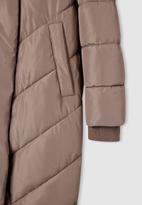 Brązowa pikowana kurtka z ukośnym wzorem, boczną kieszenią i ściągaczami. Gładka tekstura, lekki materiał.