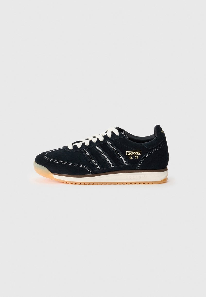 Czarny sneaker Adidas SL '72 z białymi sznurówkami, białą podeszwą i złotym logo po boku, pokazany z lewego profilu na białym tle.