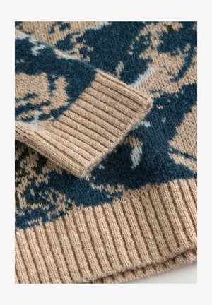 Strikket sweater med blå og beige mønster. Har blødt, tekstureret stof med ribkanter og et detaljeret design.