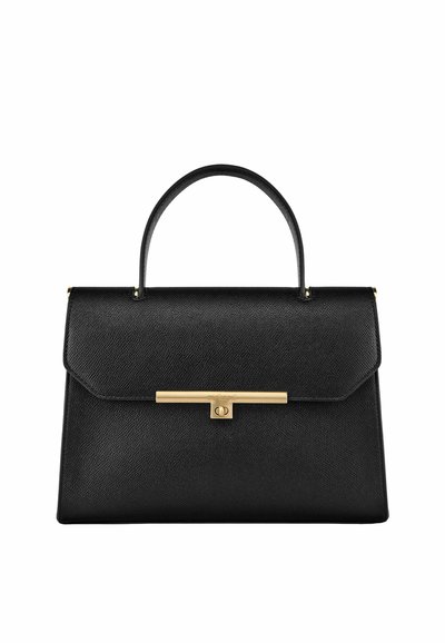 Črna torbica iz teksturirane usnja z zgornjim ročajem in zlato vodoravno zaponko na sprednji zaponki.