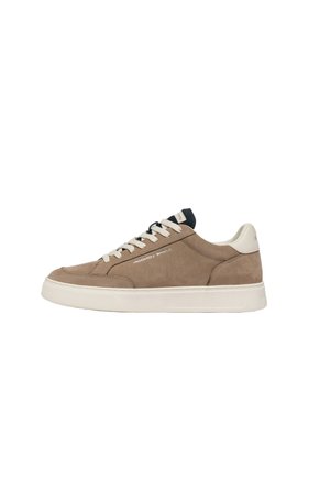 Sneaker beige in suede low-top con suola bianca, lacci bianchi, etichetta nera sulla linguetta e linguetta posteriore bianca, testo laterale con scritto "CELINE LONDON".
