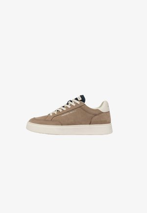 Sneaker beige in suede low-top con suola bianca, lacci bianchi, etichetta nera sulla linguetta e linguetta posteriore bianca, testo laterale con scritto "CELINE LONDON".