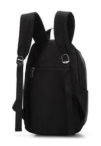 Mochila negra con correas de hombro acolchadas, una superficie texturizada, un bolsillo delantero con cremallera y un bolsillo lateral de malla para almacenamiento.
