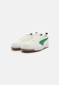 Weiße Leder-Sneaker mit grünen und navy Akzenten, perforierter Zehenpartie, weißer Gummisohle und texturierter Gummilaufsohle.