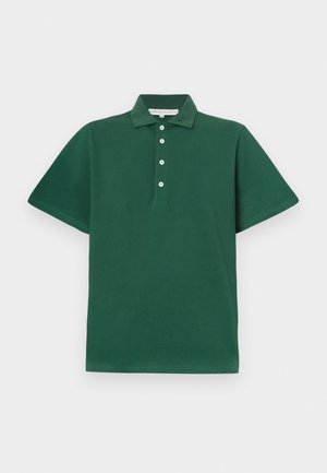 Polo-shirt vert foncé en coton, présentant un col classique, des manches courtes et une patte de boutonnage avec quatre boutons blancs.