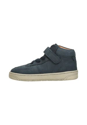 Donkerblauwe leren hoge sneaker met een tan rubberen zool, voorzien van een klittenbandsluiting en veters, een gladde textuur en subtiele stiknaden.