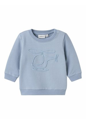 Felpa azzurro chiaro con un design di elicottero ricamato e testurizzato in una tonalità a contrasto. Collo e polsini a coste. Tessuto morbido.