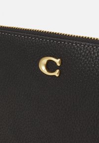 COACH POLISHED PEBBLE WRISTLET - Pochette - black