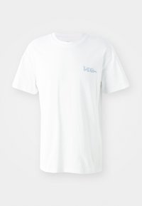 Weißes Baumwoll-T-Shirt mit kurzen Ärmeln. Auf der linken Brust befindet sich ein leicht blauer gedruckter "LEE"-Schriftzug. Rundhalsausschnitt, reguläre Passform.