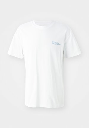 Vit bomull T-shirt med korta ärmar. Har en ljusblå tryckt "LEE"-logotyp på vänster bröst. Rund Nacke, standard passform.
