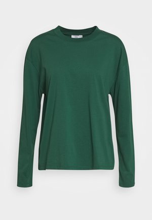 Groene lange mouw T-shirt van zacht materiaal. Heeft een ronde hals en een ontspannen pasvorm. Eenvoudig ontwerp zonder zichtbare patronen of accenten.