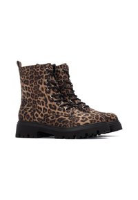 Botas de tobillo con estampado de leopardo, hechas de material suave, con cordones negros, ojales de metal y una suela negra gruesa con textura rugosa.