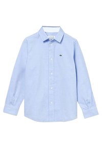 Světle modrá košile s dlouhým rukávem z měkké látky má zapínání na knoflíky vpředu a malý zelený logo na levé straně hrudi.