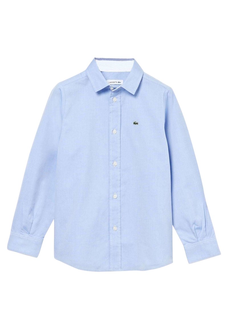 Světle modrá košile s dlouhým rukávem z měkké látky má zapínání na knoflíky vpředu a malý zelený logo na levé straně hrudi.