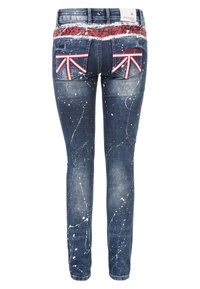 Schmale Denim-Jeans in Dunkelblau mit Spritzmuster, roten Akzenten und Union-Jack-Patches auf den Gesäßtaschen.