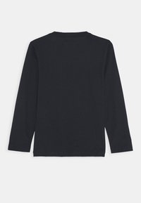 Effen zwart langemouwen shirt plat neergelegd, achterkant zichtbaar, op een witte achtergrond met een ronde halslijn.