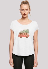 Wit, kortom mouw t-shirt met een rode vintage bus graphic met een kerstboom bovenop, versierd met bloemen en tekst.