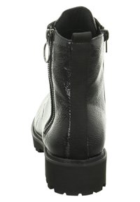 Bottine noire en matière synthétique brillante, avec une fermeture éclair sur le côté, un panneau élastique et une semelle en caoutchouc texturée.