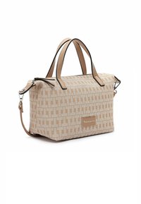 Sac à main rectangulaire beige à motif, avec doubles poignées, bandoulière amovible, fermeture éclair et logo de la marque sur le devant.
