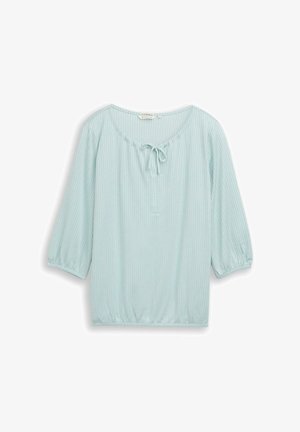 Bluză cu dungi albastru deschis, cu mâneci trei sferturi, tiv elastic, decolteu rotund și detaliu cu legătură în față.