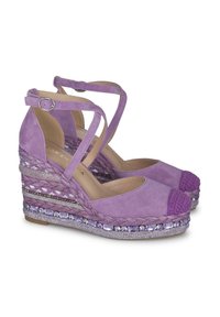Sandali platform in suede viola con cinturini incrociati, mezzo suola in juta intrecciata e dettagli in perline lungo la suola. Punta arrotondata con una copertura testurizzata.